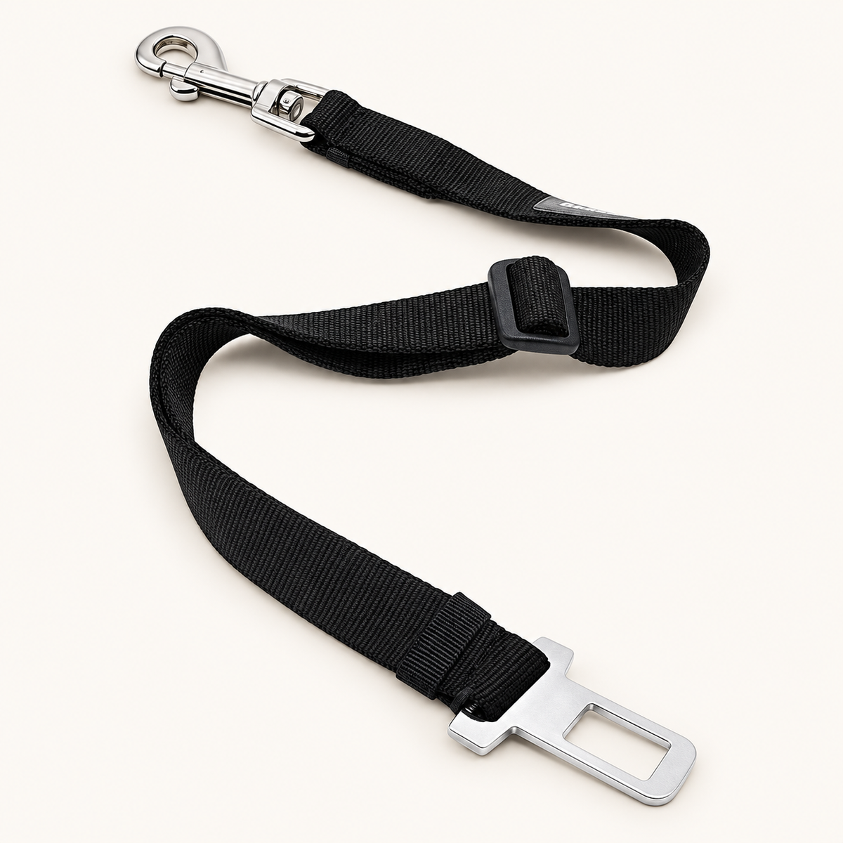 Auto-Anschnallgurt für Hunde – verstellbar mit Karabiner auf hellem Creme-Hintergrund